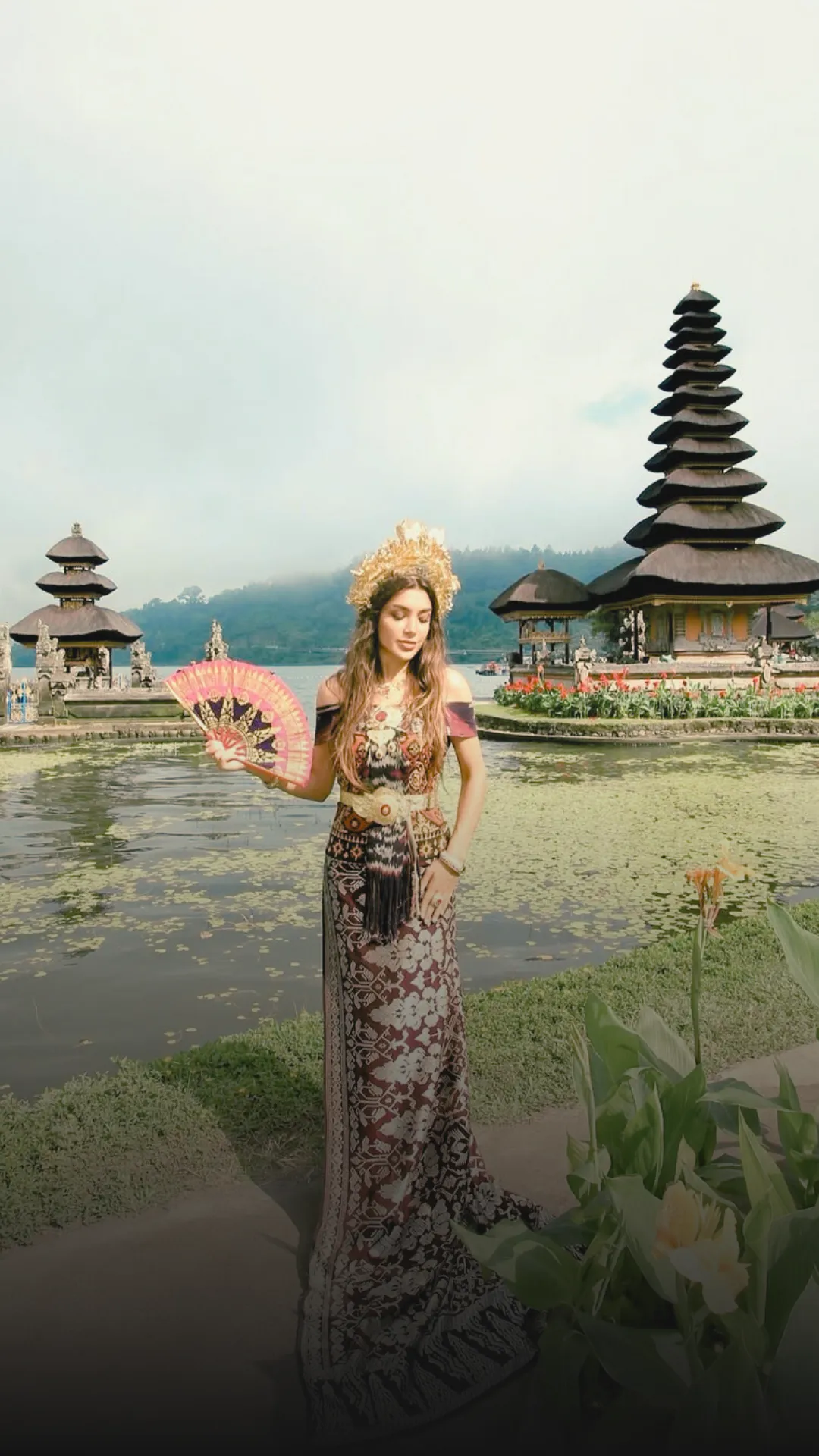 Viajero participando en una ceremonia balinesa, caminando entre arrozales y explorando una cascada escondida durante un tour privado por Bali.