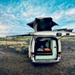 CAMPERVAN - EN - Home 21 Campervan parkir saat matahari terbenam di Pantai Virgin