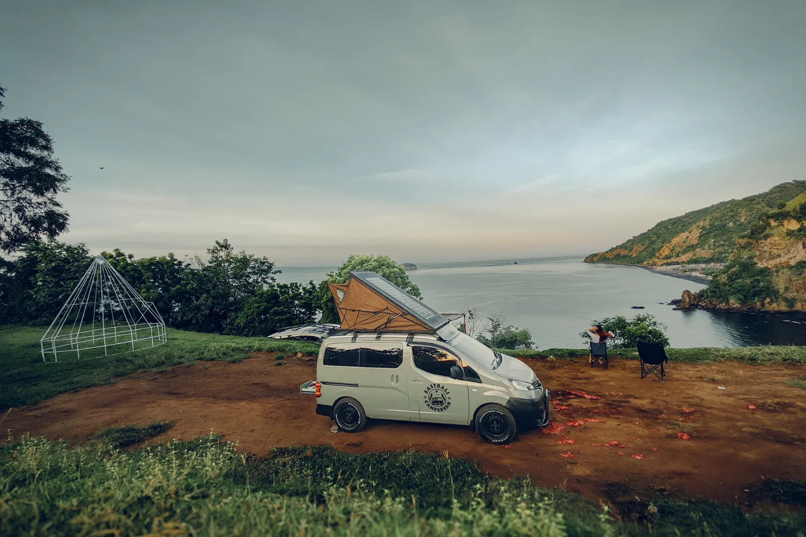 CAMPERVAN - EN - Home 35 Campervan East Bali diparkir di tengah lanskap hijau Karangasem dengan gunung di kejauhan