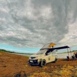 CAMPERVAN - EN - Home 29 Traveler duduk di kursi lipat depan campervan Bali