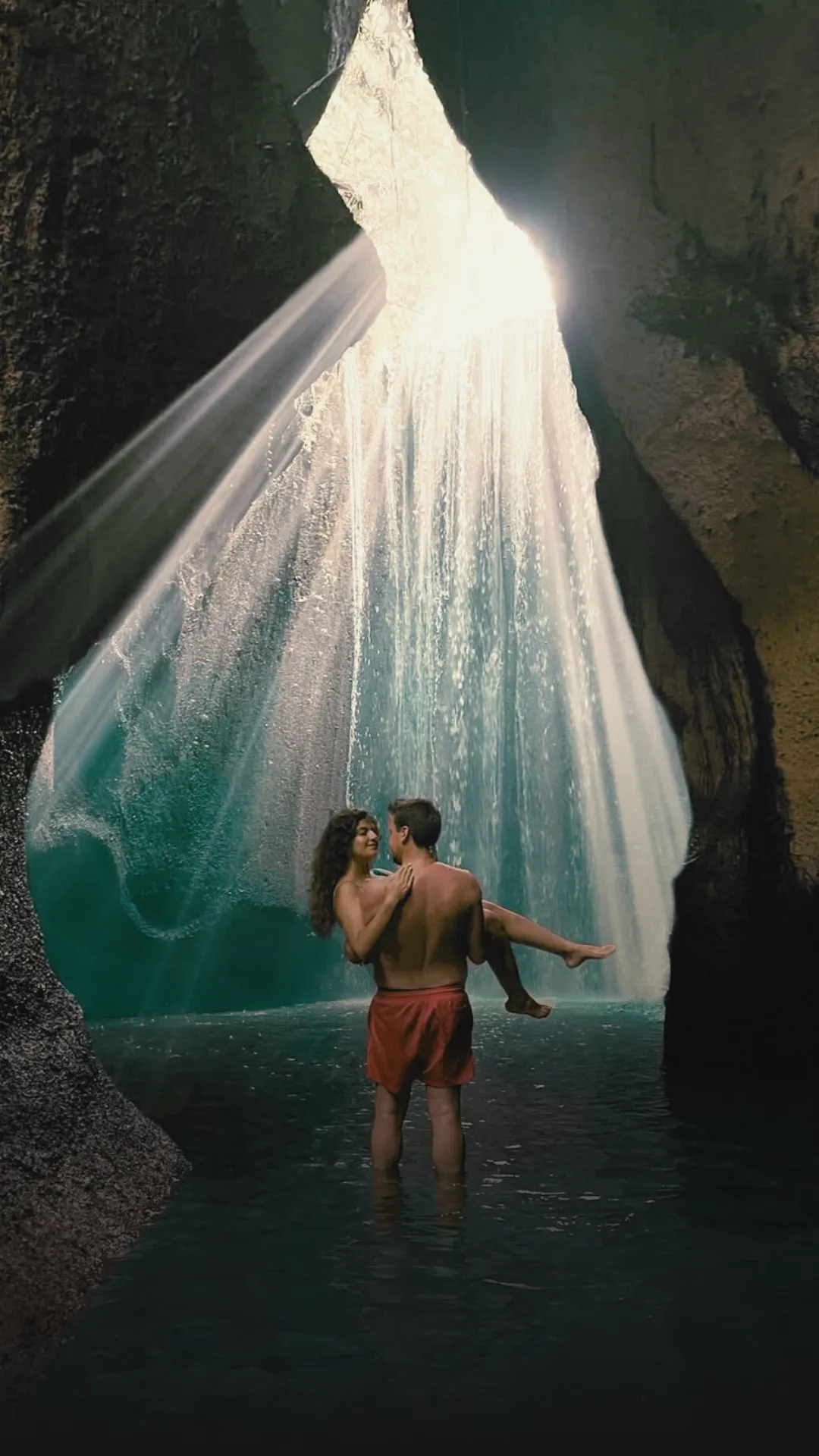 ウブドのジャングルにあるティブマナ滝で、旅行者が写真撮影を楽しみ、地元のランチを味わうプライベートツアーの様子。