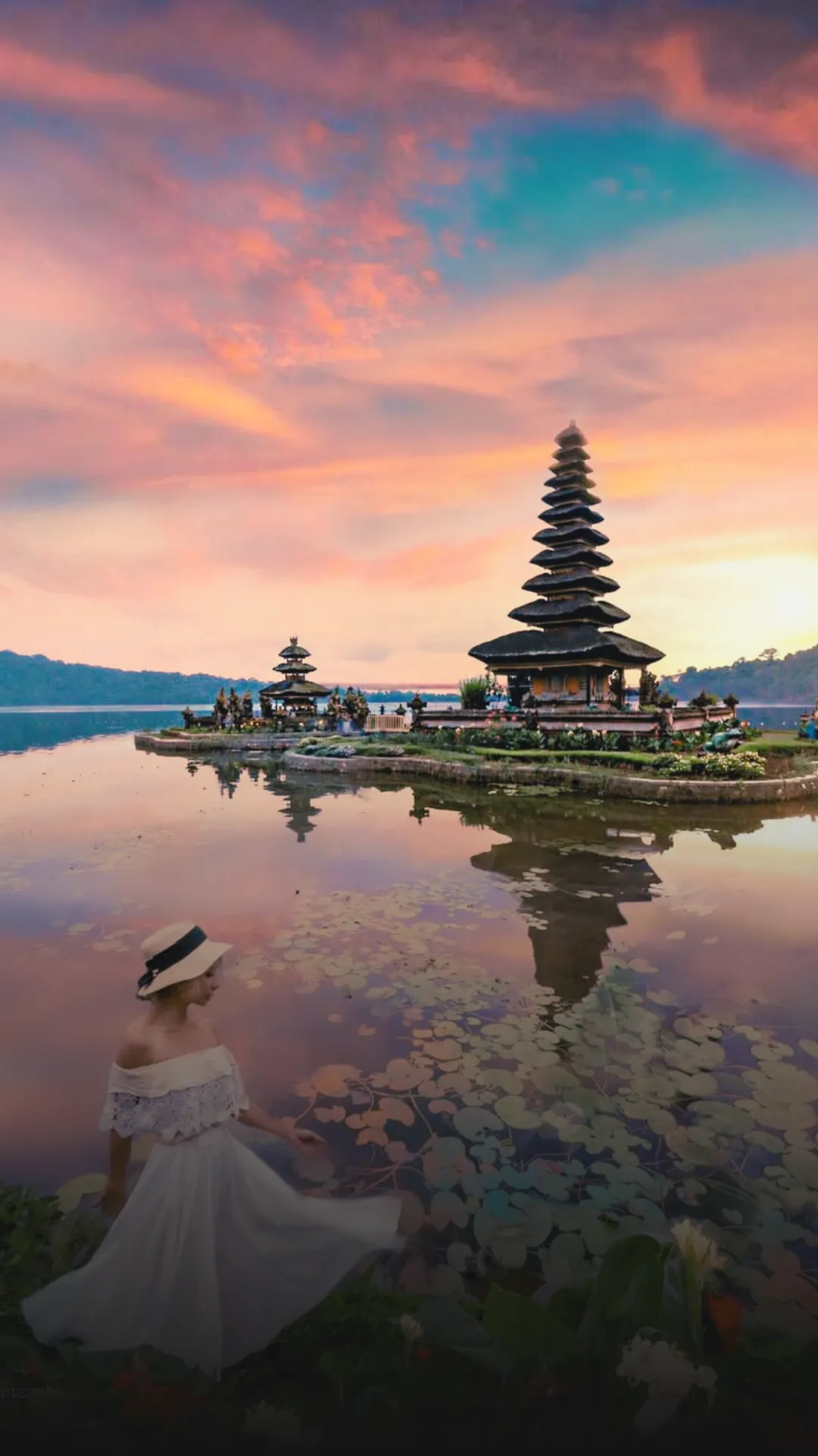 발리 북쪽 타바난 지역의 타나롯 사원과 주변 자연 휴양지—해상 사원과 울창한 풍경이 어우러진 발리의 명소.