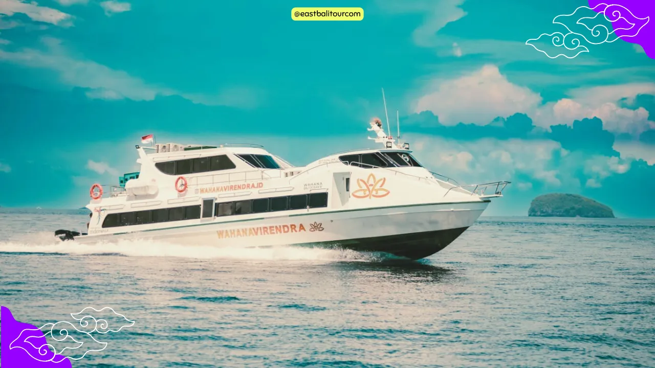 Barco Rápido de Bali a Las Islas Gili Trawangan 7 Barco rápido navegando desde Bali hacia las islas Gili, Lombok, Nusa Lembongan y Nusa Penida sobre aguas turquesas