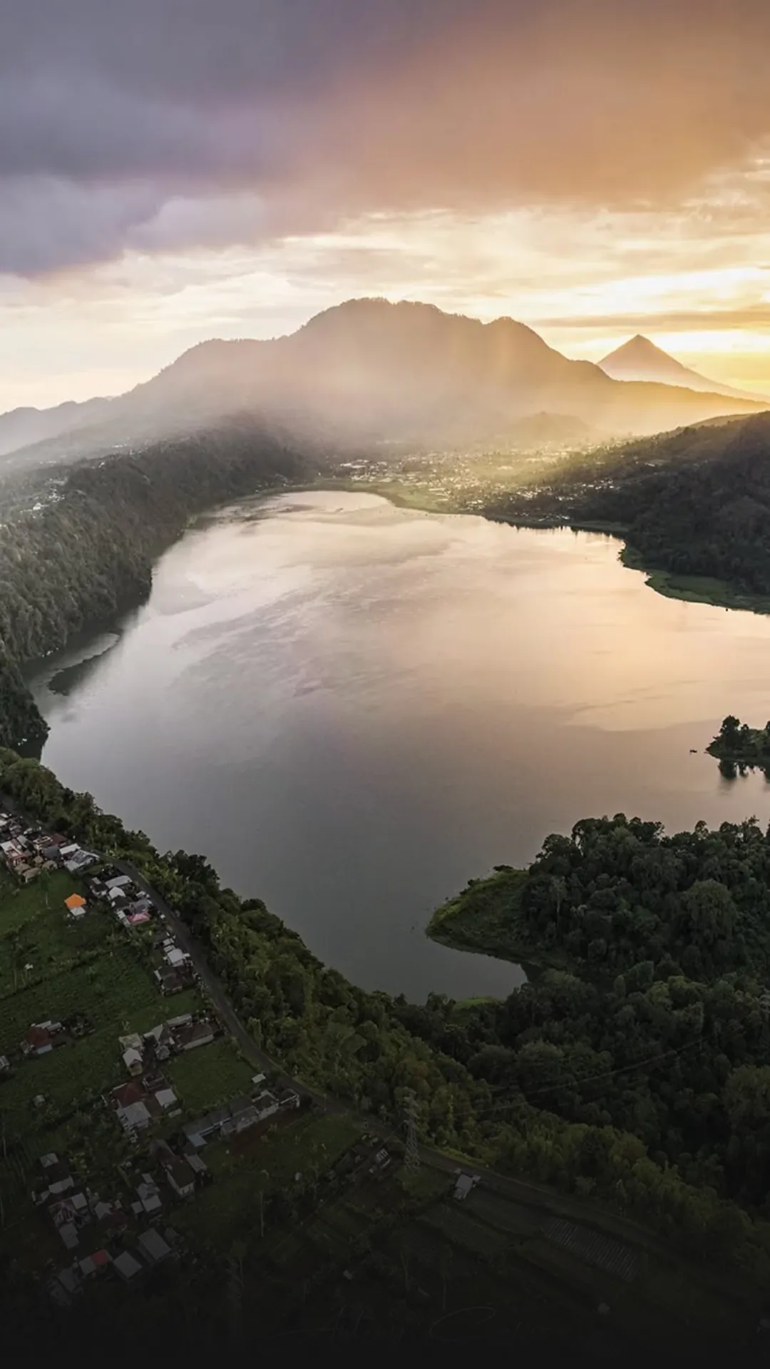 Camping di Danau Buyan Bali dengan mobil campervan, suasana danau pegunungan dan hutan hijau