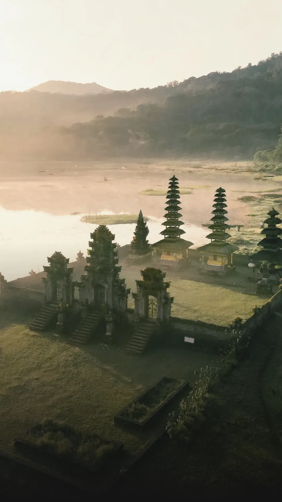 Camping di Danau Tamblingan Bali dengan mobil camping, suasana alam hijau danau pegunungan