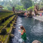 Templo Tirta Empul rodeado de exuberante bosque tropical y árboles sagrados en Tampaksiring
