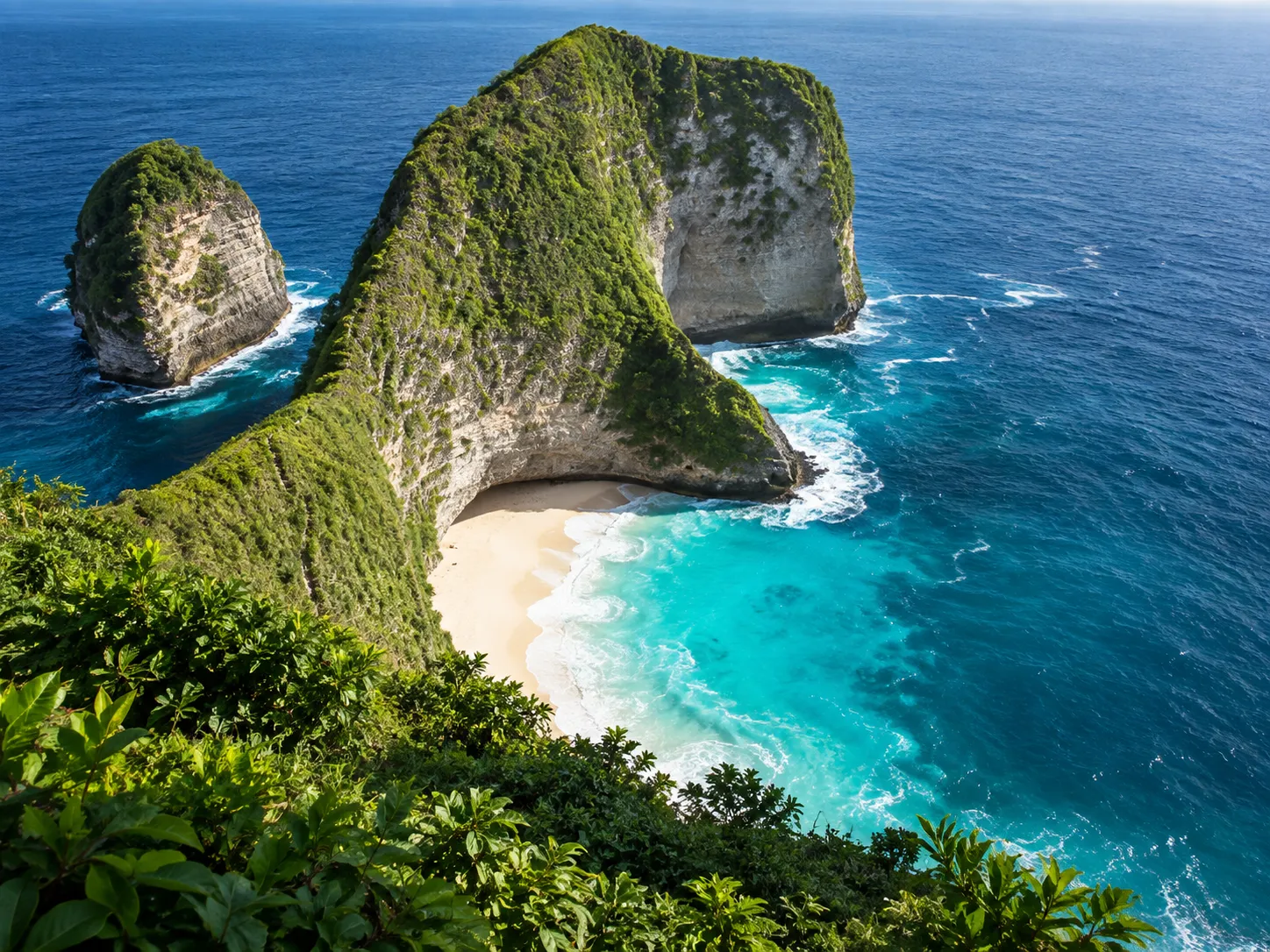 Panoramic cliffside view of Kelingking Beach overlooking turquoise ocean waters in Nusa Penida, Bali.